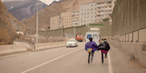 Стоп-кадр из трейлера фильма "Разжимая кулаки", https://www.kinopoisk.ru/film/1421574/video/174897/ Стоп-кадр из трейлера фильма "Разжимая кулаки", https://www.kinopoisk.ru/film/1421574/video/174897/