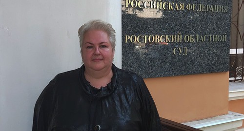 Ольга Гануша у входа в Ростовский областной суд, 30 сентября 2021 года. Фото Константина Волгина для "Кавказского узла"
