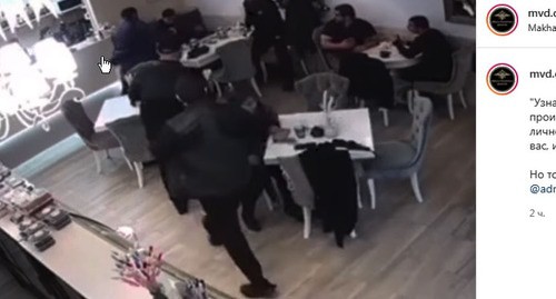 Бывший директор музея-заповедника "Нарын-кала" Али Ибрагимов, подвергшийся нападению в Дербенте. Скриншот видео https://www.instagram.com/p/CUev6deAJS5/ Бывший директор музея-заповедника "Нарын-кала" Али Ибрагимов, подвергшийся нападению в Дербенте. Скриншот видео https://www.instagram.com/p/CUev6deAJS5/