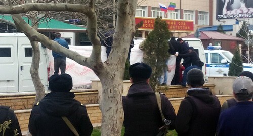 Машину с Ибрагимом Гаджиевым силовики накрывают тентом. 2 апреля 2021 год. Фото Расула Магомедова для "Кавказского узла" Машину с Ибрагимом Гаджиевым силовики накрывают тентом. 2 апреля 2021 год. Фото Расула Магомедова для "Кавказского узла"