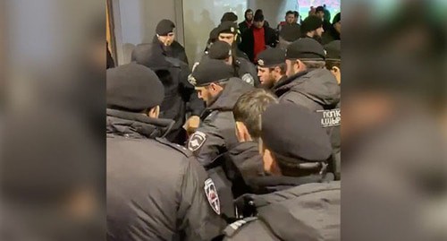 Избиение фанатов "Спартака" в Грозном. Скриншот видео https://sport24.ru/news/football/2021-10-03-polk-kadyrova-obvinili-v-izbiyenii-dvukh-bolelshchikov-spartaka-na-matche-v-groznom Избиение фанатов "Спартака" в Грозном. Скриншот видео https://sport24.ru/news/football/2021-10-03-polk-kadyrova-obvinili-v-izbiyenii-dvukh-bolelshchikov-spartaka-na-matche-v-groznom