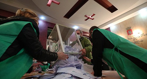 Подсчет голосов на избирательном участке. Тблиси, 2 октября 2021 г. Фото: REUTERS/Irakli Gedenidze Подсчет голосов на избирательном участке. Тблиси, 2 октября 2021 г. Фото: REUTERS/Irakli Gedenidze