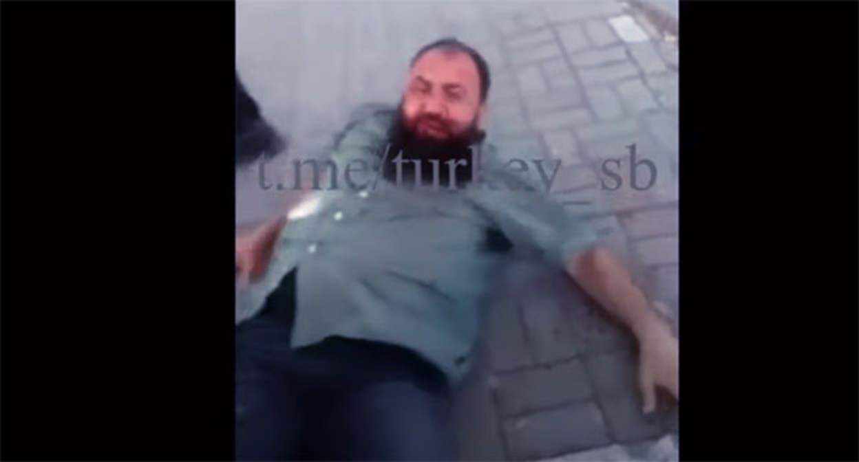 Кадр видео избиения бывшего чеченского силовика в Стамбуле. Скриншот видео https://www.youtube.com/watch?v=ysgO42WWwMw