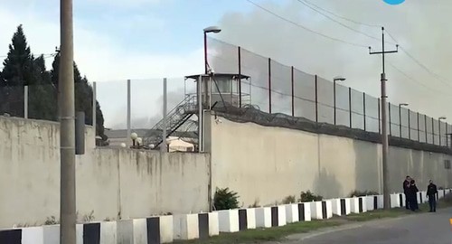 Пожар в пенитенциарном учреждении №17 в городе Рустави. Кадр видео Sputnik Грузия https://t.me/SputnikGeorgia/11537 Пожар в пенитенциарном учреждении №17 в городе Рустави. Кадр видео Sputnik Грузия https://t.me/SputnikGeorgia/11537