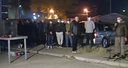 Несколько десятков противников бывшего президента Грузии Михаила Саакашвили на акции протеста около тюрьмы в Рустави. Кадр видео РУСТАВИ 2 https://www.rustavi2.ge/ka/news/212413 Несколько десятков противников бывшего президента Грузии Михаила Саакашвили на акции протеста около тюрьмы в Рустави. Кадр видео РУСТАВИ 2 https://www.rustavi2.ge/ka/news/212413