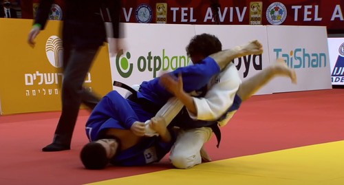 Схватка дзюдоиистов на турнире  Большого Шлема в Париже 2021. Кадр видео 
Judo Art 日本柔道 https://www.youtube.com/watch?v=I9xiZagNZhk&t=2s