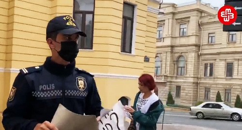 Сотрудник полиции отобрал плакат у активистки Гюльнары Мехтиевой. Скриншот видео https://www.facebook.com/watch/?v=670963433871546&ref=sharing Сотрудник полиции отобрал плакат у активистки Гюльнары Мехтиевой. Скриншот видео https://www.facebook.com/watch/?v=670963433871546&ref=sharing