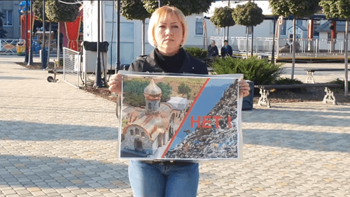 Одиночный пикет против строительства мусоросортировочного комплекса в Тимашевском районе. 11 октября 2021 года. Скриншот с видео https://www.youtube.com/watch?v=zD2cr5jzwn8 Одиночный пикет против строительства мусоросортировочного комплекса в Тимашевском районе. 11 октября 2021 года. Скриншот с видео https://www.youtube.com/watch?v=zD2cr5jzwn8