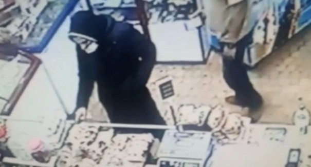 осужденный по статье «Бандитизм» Магомед Алханов
Фото: https://astrakhan.su/news/accidents/v-astrahani-ufsin-objavilo-denezhnoe-voznagrazhdenie-za-informaciju-o-mestonahozhdenii-magomeda-alhanova-sbezhavshego-iz-psihbolnicy/