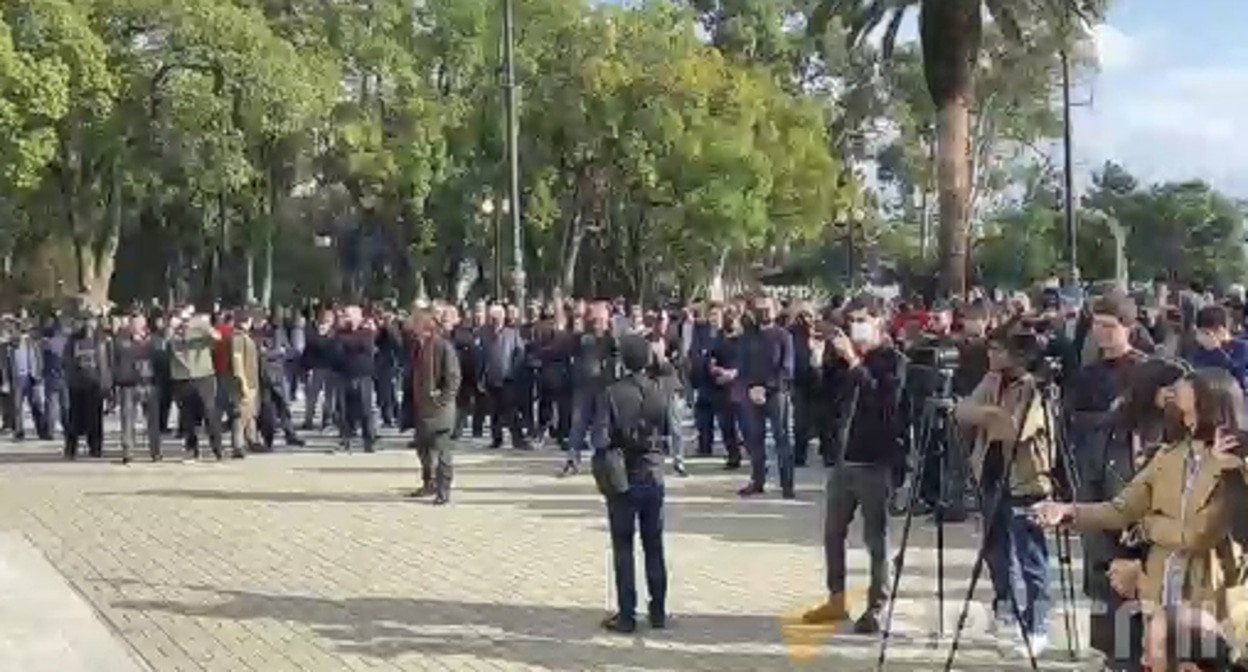 Акция протеста в Сухуме. 4 ноября 2021 года. Кадр видео t.me/SputnikAbkhazia
/6117