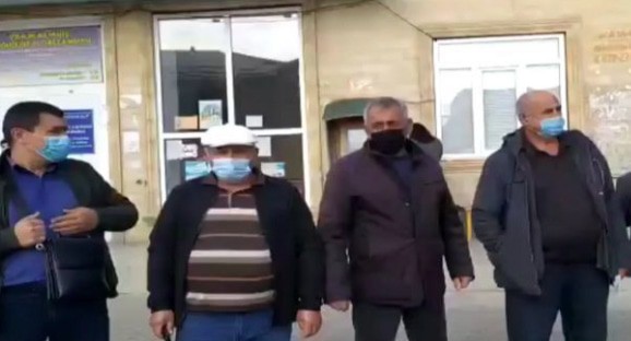 Водители маршруток в Избербаше обратились к пассажирам с просьбой соблюдать масочный режим. Скриншот сообщения канала Мой Дагестан https://www.instagram.com/p/CV2keAAFo8K/
Водители маршруток в Избербаше обратились к пассажирам с просьбой соблюдать масочный режим. Скриншот сообщения канала Мой Дагестан https://www.instagram.com/p/CV2keAAFo8K/