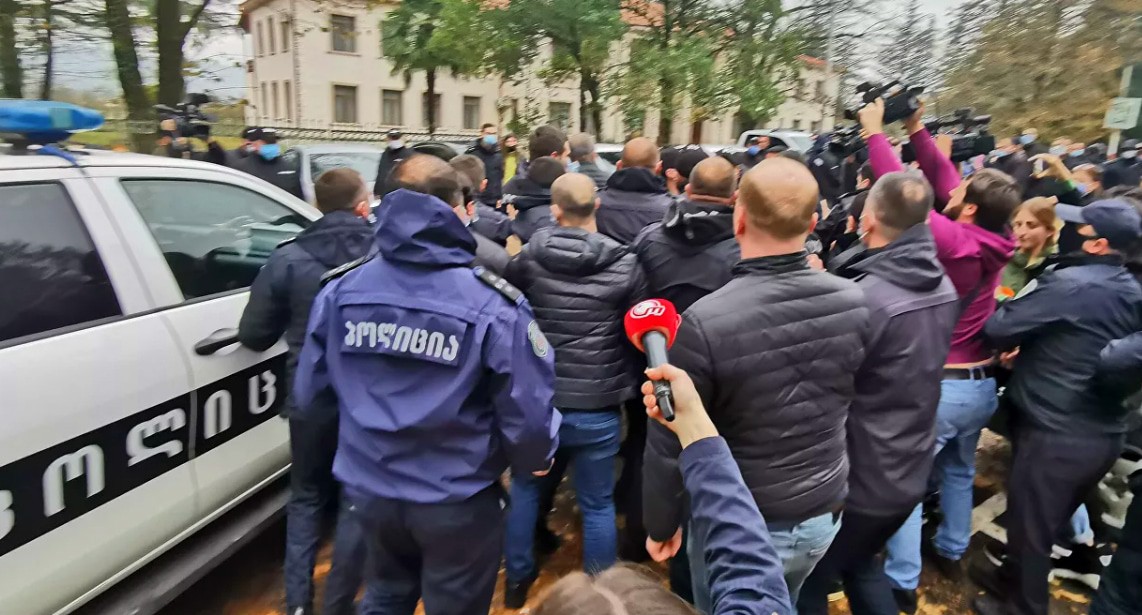 Задержание протестующих в Салхино Мартвильского муниципалитета Грузии, 07.11.2021. Кадр видео
Sputnik Georgia - все о Грузии https://www.youtube.com/watch?v=AyIf3BNUBKE Задержание протестующих в Салхино Мартвильского муниципалитета Грузии, 07.11.2021. Кадр видео
Sputnik Georgia - все о Грузии https://www.youtube.com/watch?v=AyIf3BNUBKE