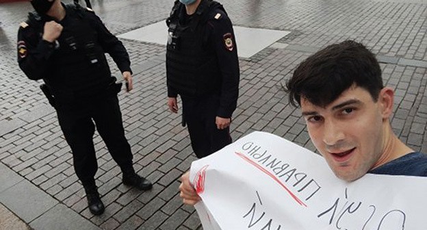 Давид Абгарян. Фото Давида Абгаряна https://ovdinfo.org/express-news/2021/09/10/na-manezhnoy-ploshchadi-zaderzhali-piketchika-s-plakatom-golosuy-pravilno?page=8 Давид Абгарян. Фото Давида Абгаряна https://ovdinfo.org/express-news/2021/09/10/na-manezhnoy-ploshchadi-zaderzhali-piketchika-s-plakatom-golosuy-pravilno?page=8