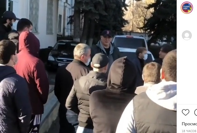 Сход жителей Кабардино-Балкарии. Стоп-кадр ролика на странице https://www.instagram.com/p/CWLQ7gKJS65/ Сход жителей Кабардино-Балкарии. Стоп-кадр ролика на странице https://www.instagram.com/p/CWLQ7gKJS65/