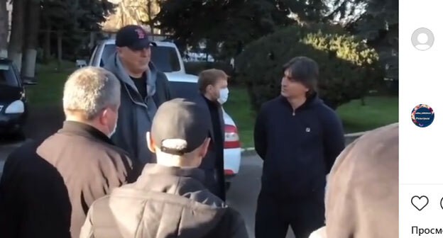 Участники схода в Нальчике требуют у представителя завода объяснений в связи с резонансной аудиозаписью. Скриншот публикации в Instagram-паблике "Голос КБР" https://www.instagram.com/goloskbr/ Участники схода в Нальчике требуют у представителя завода объяснений в связи с резонансной аудиозаписью. Скриншот публикации в Instagram-паблике "Голос КБР" https://www.instagram.com/goloskbr/