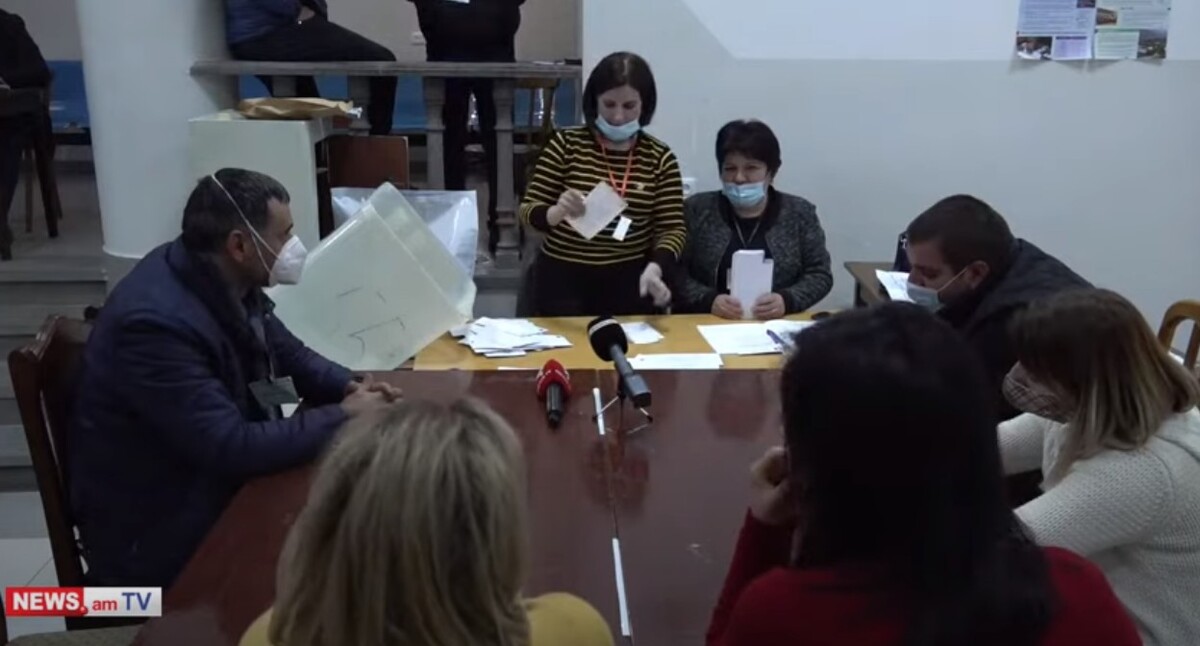Подсчет бюллетеней на одном из избирательных участков в Капане 14 ноября 2021 года. Стоп-кадр из видео Youtube-канала «NEWS.am». https://www.youtube.com/watch?v=WGD_8OE1VPk Подсчет бюллетеней на одном из избирательных участков в Капане 14 ноября 2021 года. Стоп-кадр из видео Youtube-канала «NEWS.am». https://www.youtube.com/watch?v=WGD_8OE1VPk