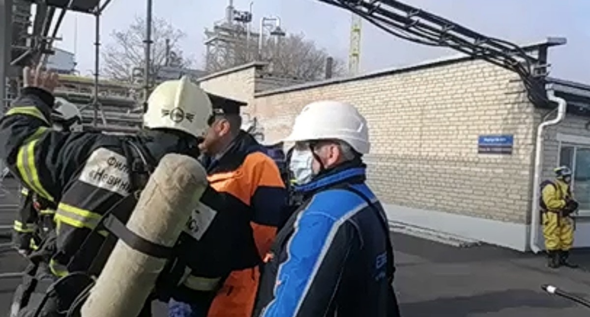 Ликвидация разгерметизации цистерны с остатками азото-аммиачной смеси произошла на предприятии "Невинномысский азот". Кадр видео https://yandex.ru/news/story/Razgermetizaciyu_cisterny_sazoto-ammiachnoj_smesyu_ustranili_vNevinnomysske--ab85dae0b91bd2ad0beae02fff53ce15?content=photo&from=newswizard&lang=ru&persistent_id=169178619&rubric=incident&stid=6KAjN5mD6LyFcbTe0aYJ&wan=1&uuid=15918059441763887778 Ликвидация разгерметизации цистерны с остатками азото-аммиачной смеси произошла на предприятии "Невинномысский азот". Кадр видео https://yandex.ru/news/story/Razgermetizaciyu_cisterny_sazoto-ammiachnoj_smesyu_ustranili_vNevinnomysske--ab85dae0b91bd2ad0beae02fff53ce15?content=photo&from=newswizard&lang=ru&persistent_id=169178619&rubric=incident&stid=6KAjN5mD6LyFcbTe0aYJ&wan=1&uuid=15918059441763887778