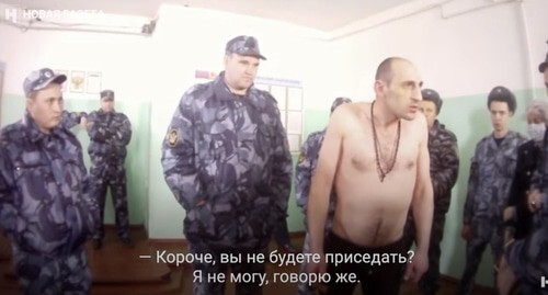 Заключенный Важа Бочоришвили и сотрудники колонии. Кадр видео организации "Общественный вердикт"* https://vimeo.com/515356661 Заключенный Важа Бочоришвили и сотрудники колонии. Кадр видео организации "Общественный вердикт"* https://vimeo.com/515356661