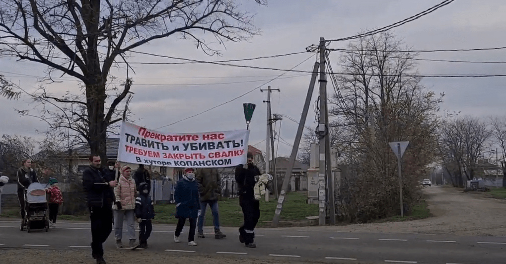 Протестная акция против свалки у хутора Копанского. 19 ноября 2021 года. СТоп-кадр видео https://www.youtube.com/watch?v=oWsevOGi46A Протестная акция против свалки у хутора Копанского. 19 ноября 2021 года. СТоп-кадр видео https://www.youtube.com/watch?v=oWsevOGi46A