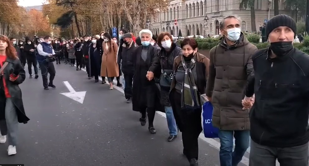 Живая цепь жителей Тбилиси в годовщину "революции роз". Стоп-кадр видео https://www.youtube.com/watch?v=RlgUsMAzGJg Живая цепь жителей Тбилиси в годовщину "революции роз". Стоп-кадр видео https://www.youtube.com/watch?v=RlgUsMAzGJg