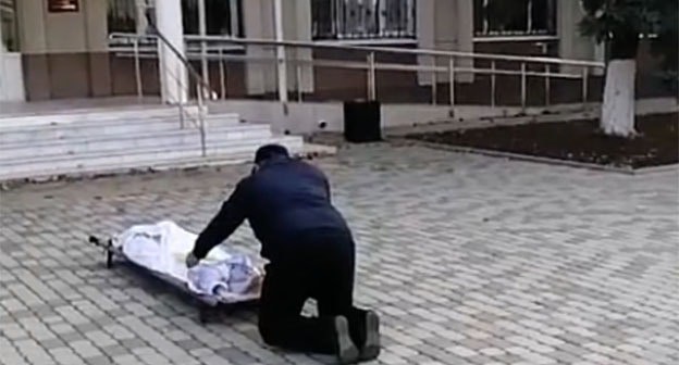 Владелец похоронного агентства, который привез тело пенсионерки к зданию администрации Тимашевского района. Фото: instagram.com/timahablog/ Владелец похоронного агентства, который привез тело пенсионерки к зданию администрации Тимашевского района. Фото: instagram.com/timahablog/