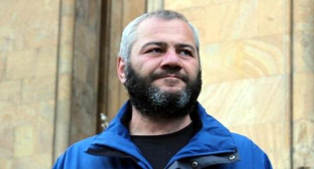 Заза Саралидзе перед зданием парламента. фото Инны Кукуджановой для "Кавказского узла" Заза Саралидзе перед зданием парламента. фото Инны Кукуджановой для "Кавказского узла"