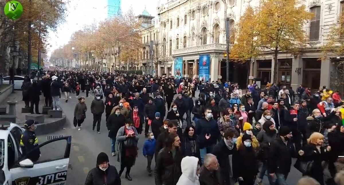 Участники шествия против «зеленых паспортов» в Тбилиси 5 декабря 2021 года. Стопкадр из видео «Кавказского узла» https://www.kavkaz-uzel.eu/videos/6719