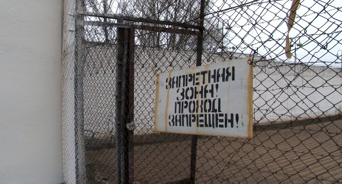 Вход на территорию СИЗО. Кадр видео Высота 102 https://www.youtube.com/watch?app=desktop&v=sQGvb7w_rnQ Вход на территорию СИЗО. Кадр видео Высота 102 https://www.youtube.com/watch?app=desktop&v=sQGvb7w_rnQ