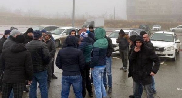 Акция  водителей такси в Волгограде  Кадр видео: YouTube.com / Платформа  Солидарности https://www.youtube.com/watch?v=tjqYdZipP7o
 
 