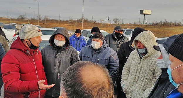 Забастовка таксистов в Волгограде. 13 декабря 2021 г. Фото Ольги Черкасовой для "Кавказского узла" Забастовка таксистов в Волгограде. 13 декабря 2021 г. Фото Ольги Черкасовой для "Кавказского узла"