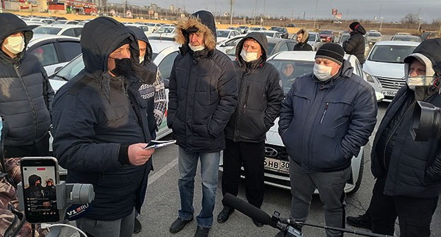 Участники забастовки таксистов. Волгоград, 13 декабря 2021 года. Фото Ольги Черкасовой для "Кавказского узла" Участники забастовки таксистов. Волгоград, 13 декабря 2021 года. Фото Ольги Черкасовой для "Кавказского узла"