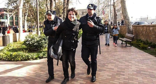 Рустам Исмаилбейли (в центре) во время задержания. Фото: Veli Shukurov https://jam-news.net/ru Рустам Исмаилбейли (в центре) во время задержания. Фото: Veli Shukurov https://jam-news.net/ru
