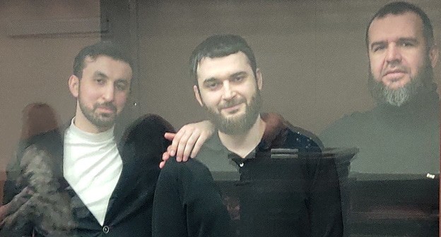 Кемал Тамбиев, Абдулмумин Гаджиев и Абубакар Ризванов, 23 декабря 2021 года. Фото Константина Волгина для "Кавказского узла"
Кемал Тамбиев, Абдулмумин Гаджиев и Абубакар Ризванов, 23 декабря 2021 года. Фото Константина Волгина для "Кавказского узла"