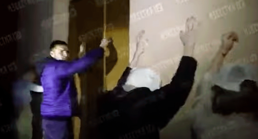 Участники подпольной вечеринки в Ростове-на-Дону. Кадр видео ИЗВЕСТИЯ https://www.youtube.com/watch?v=iJaq5rkFyY4 Участники подпольной вечеринки в Ростове-на-Дону. Кадр видео ИЗВЕСТИЯ https://www.youtube.com/watch?v=iJaq5rkFyY4