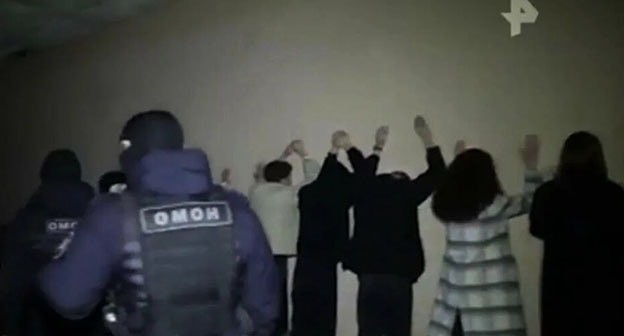 Сотрудники правоохранительных органов арестовывают участников нелегальной вечеринки в Ростове-на=Дону. Скриншот 1rnd.ru Сотрудники правоохранительных органов арестовывают участников нелегальной вечеринки в Ростове-на=Дону. Скриншот 1rnd.ru