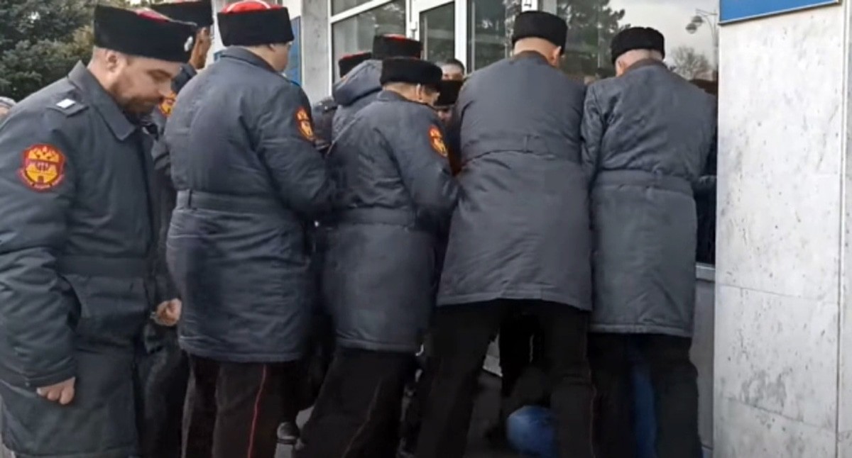 Казаки избивают активиста. Стоп-кадр видео https://www.youtube.com/watch?time_continue=844&v=3rDDquEprwc&feature=emb_logo Казаки избивают активиста. Стоп-кадр видео https://www.youtube.com/watch?time_continue=844&v=3rDDquEprwc&feature=emb_logo
