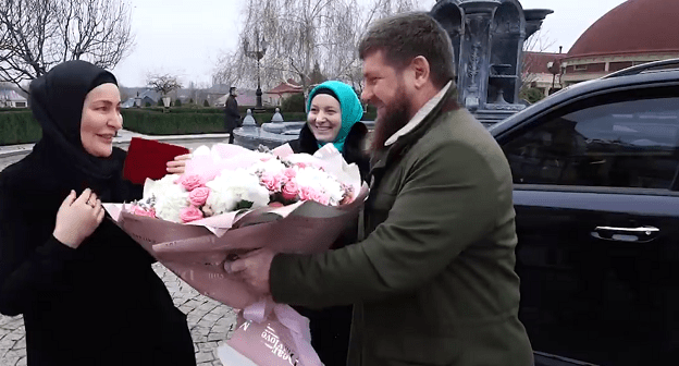 Кадыров награждает Жену Адама Делимханова. Кадр видео ya_pomoshnik_kra_95 в Instagram www.instagram.com/p/CYHrVJ_otzd Кадыров награждает Жену Адама Делимханова. Кадр видео ya_pomoshnik_kra_95 в Instagram www.instagram.com/p/CYHrVJ_otzd