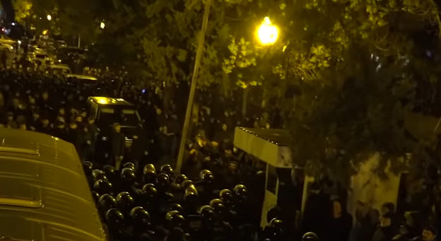 Протестующие и силовики у стен парламента в Сухуме, 21 декабря 2021 года. Кадр видео "Абаза-ТВ". youtu.be/4zyfrHwiMW4 Протестующие и силовики у стен парламента в Сухуме, 21 декабря 2021 года. Кадр видео "Абаза-ТВ". youtu.be/4zyfrHwiMW4