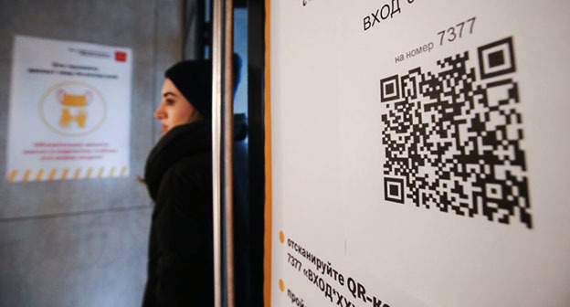 Предупреждающий плакат при входе в магазин. Фото: https://yeisk.info/wp-content/uploads/2021/11/756050083171040-825x510.jpg Предупреждающий плакат при входе в магазин. Фото: https://yeisk.info/wp-content/uploads/2021/11/756050083171040-825x510.jpg