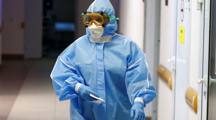 Сотрудник медучреждения в защитном костюме. Фото пресс-службы администрации Краснодарского края
