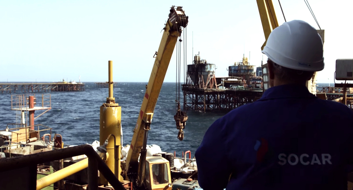 Сотрудник нефтяной компании Азербайджана в Каспийском море. Кадр видео пресс-службы SOCAR https://www.youtube.com/channel/UCR3ESvj6lis5URTBhJJsLEQ Сотрудник нефтяной компании Азербайджана в Каспийском море. Кадр видео пресс-службы SOCAR https://www.youtube.com/channel/UCR3ESvj6lis5URTBhJJsLEQ