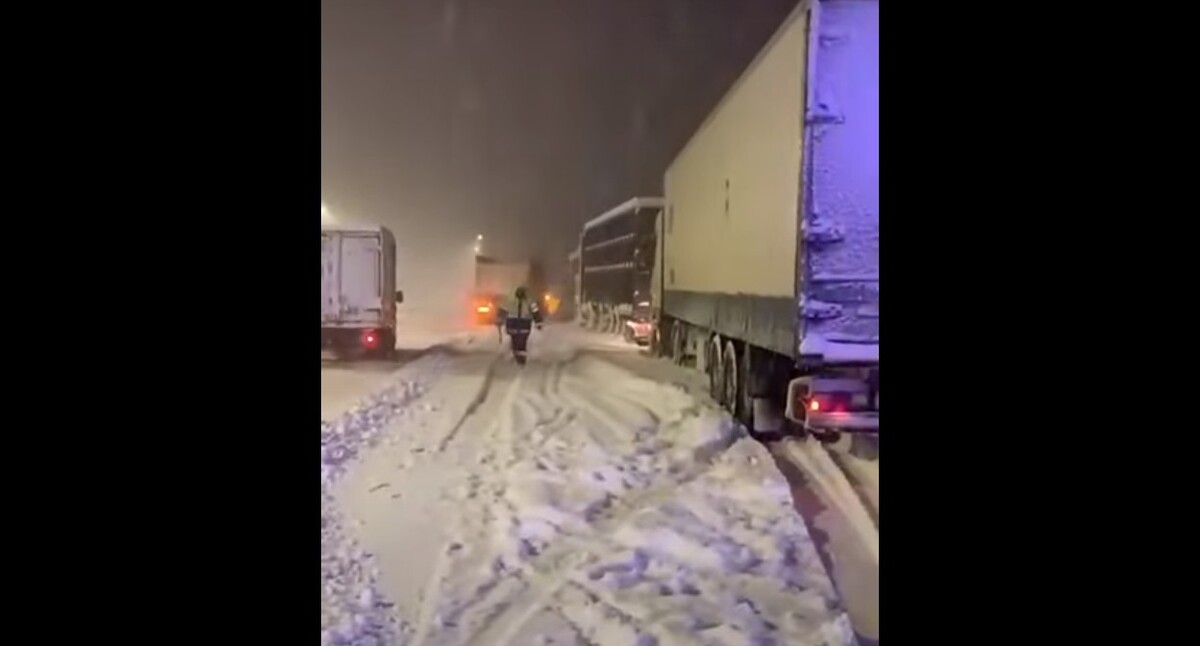 Остановленные на Молдовановском перевале в Краснодарском крае большегрузы. Стоп-кадр из видео Youtube-канала "Живая Кубань". https://www.youtube.com/watch?v=2HoCPVUj2f Остановленные на Молдовановском перевале в Краснодарском крае большегрузы. Стоп-кадр из видео Youtube-канала "Живая Кубань". https://www.youtube.com/watch?v=2HoCPVUj2f