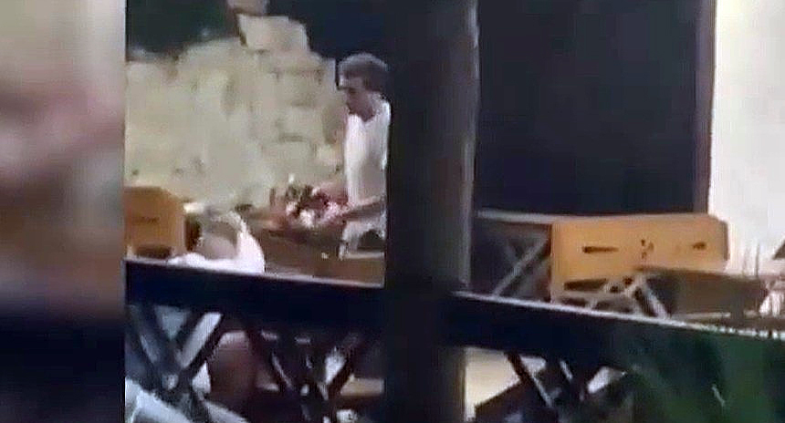 Фрагмент конфликта с российскими туристами в кафе открыл стрельбу, ранив двух человек и себя самого. Кадр видео пресс-службы МВД Абхазии Фрагмент конфликта с российскими туристами в кафе открыл стрельбу, ранив двух человек и себя самого. Кадр видео пресс-службы МВД Абхазии