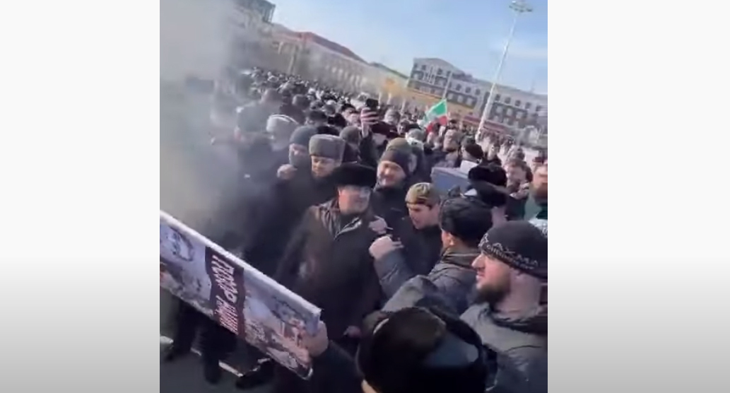 Участники митинга в Грозном сжигают портреты Янгулбаевых. 2 февраля 2021 г. Скриншот видео https://www.youtube.com/watch?v=In2m0Ee7Erw Участники митинга в Грозном сжигают портреты Янгулбаевых. 2 февраля 2021 г. Скриншот видео https://www.youtube.com/watch?v=In2m0Ee7Erw