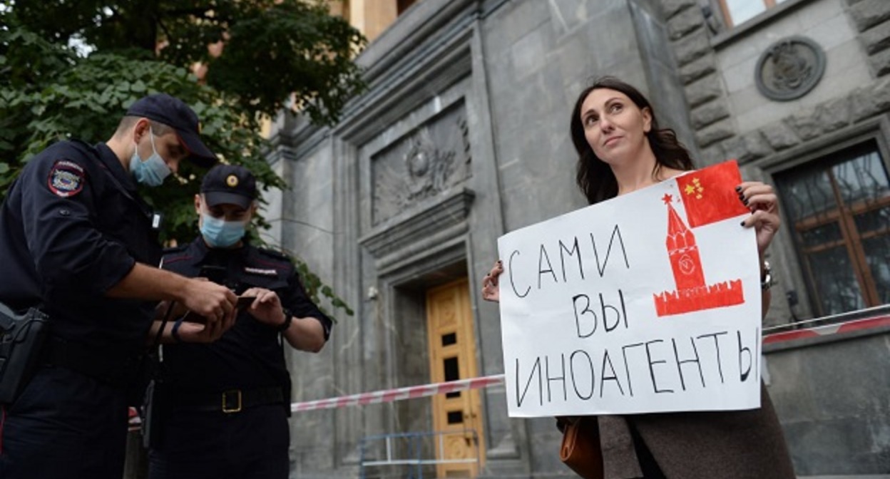 Участница акции против признания средств массовой информации иностранными агентами, Москва, август 2021 года. Кадр видеосюжета телеканала "Дождь" www.youtube.com/watch?v=X6fabOiPr64