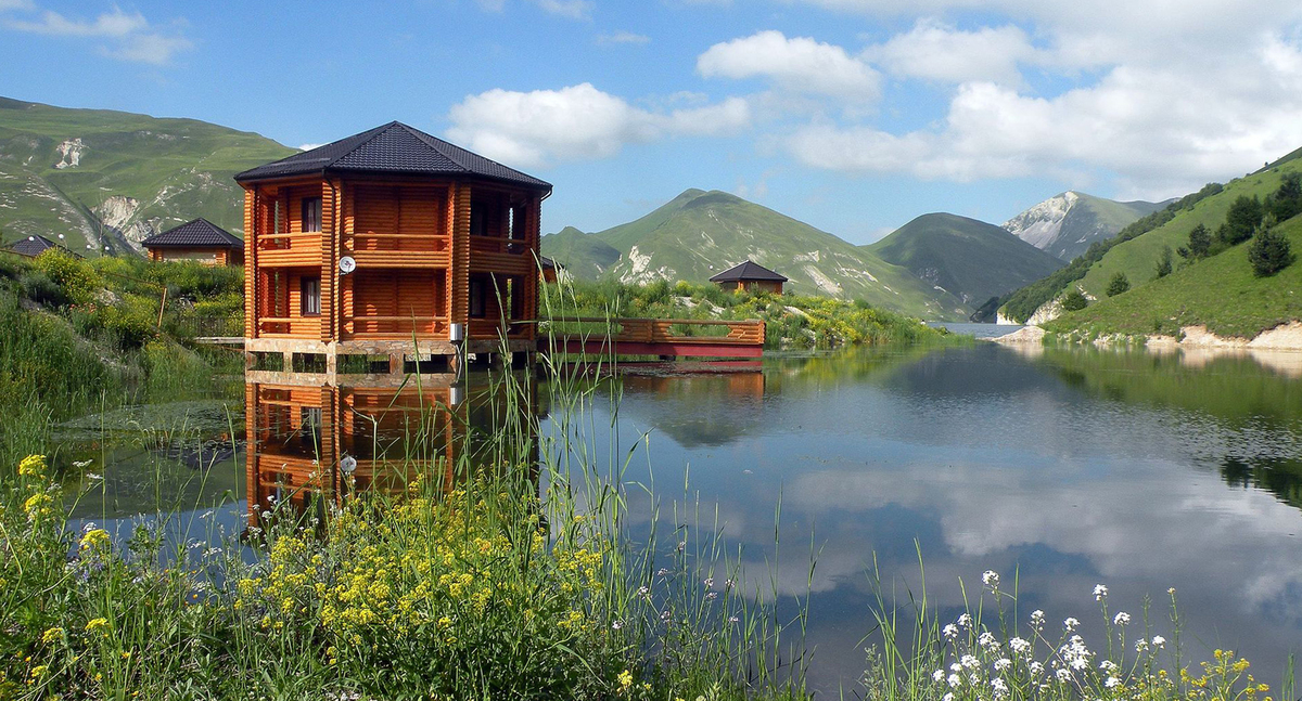 Спортивно-туристский комплекс "Кезеной-Ам". Фото Гричанов https://commons.wikimedia.org/wiki/Category:Lake_Kezanoiam Спортивно-туристский комплекс "Кезеной-Ам". Фото Гричанов https://commons.wikimedia.org/wiki/Category:Lake_Kezanoiam
