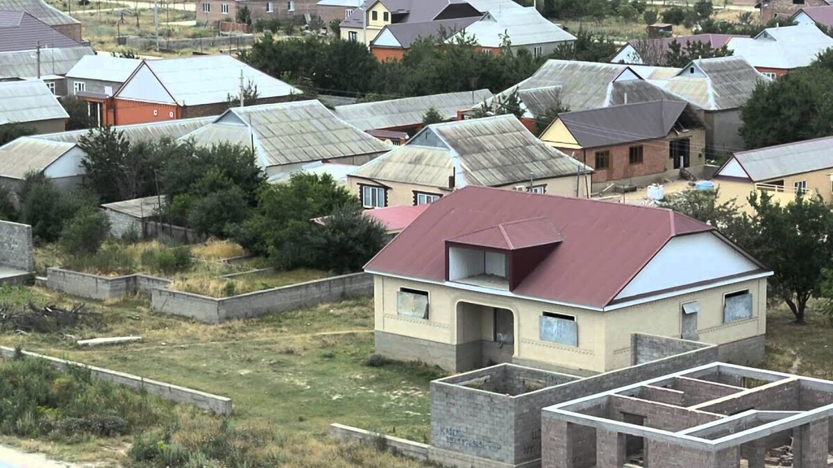 Поселок Бамматбекюрт. Кадр видео Самира Хункерова https://www.youtube.com/watch?v=ay7taGDoi4I Поселок Бамматбекюрт. Кадр видео Самира Хункерова https://www.youtube.com/watch?v=ay7taGDoi4I