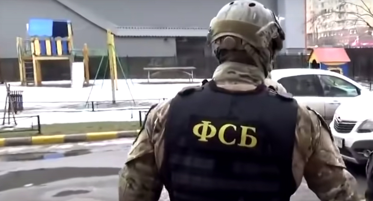 Сотрудник ФСБ. Кадр видео МВД ФСБ https://www.youtube.com/watch?v=jj12LtWbc6k&t=142s
Сотрудник ФСБ. Кадр видео МВД ФСБ https://www.youtube.com/watch?v=jj12LtWbc6k&t=142s