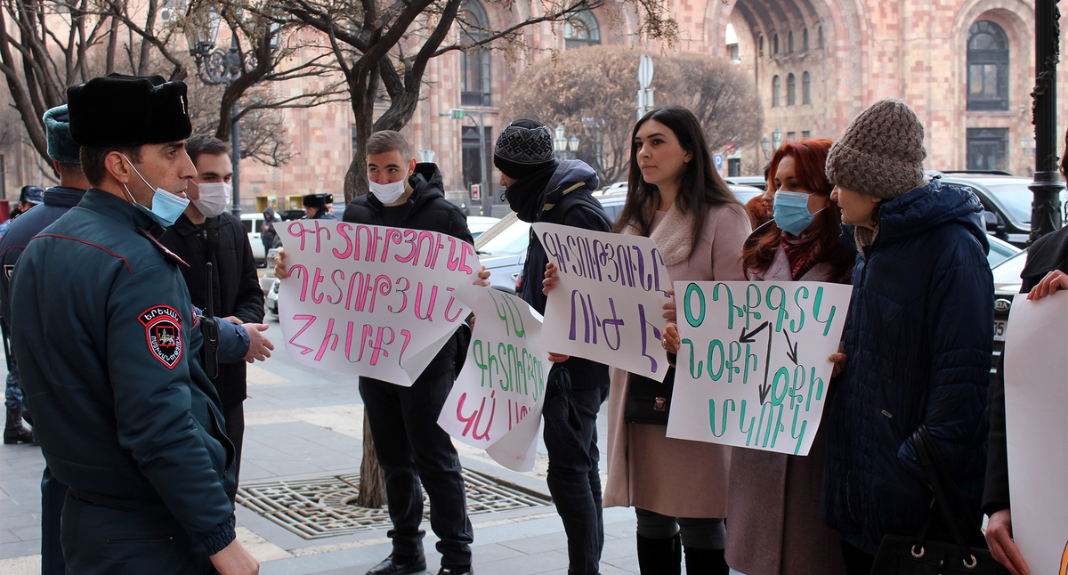 Участники акции протеста с требованием запретить застройку на территории химического центра. Фото Тиграна Петросяна для "Кавказского узла" Участники акции протеста с требованием запретить застройку на территории химического центра. Фото Тиграна Петросяна для "Кавказского узла"