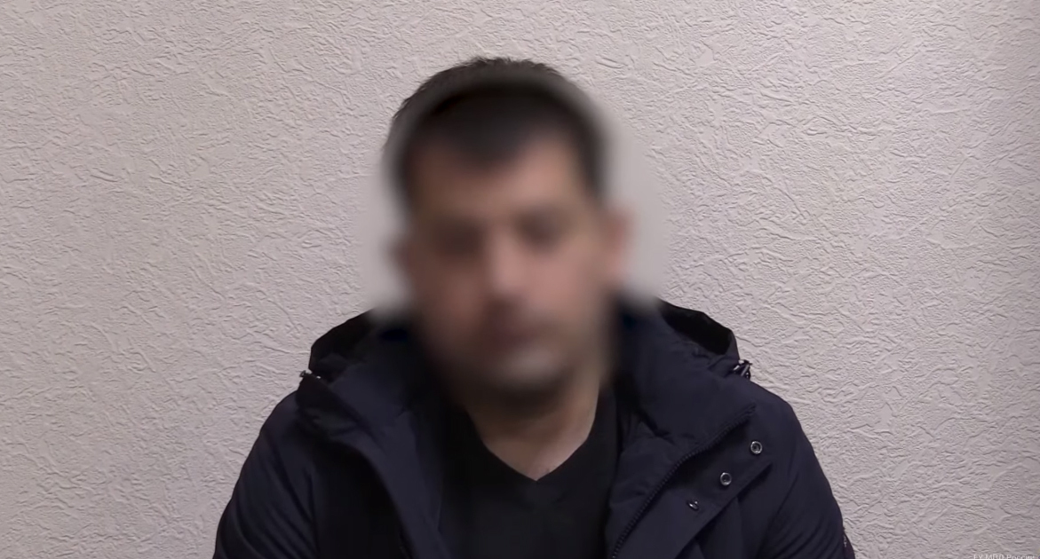 35-летнего жителя Центрального района Волгограда, который в ночь на 6 февраля стрелял из пневматической винтовки по движущимся машинам с 21 этажа жилого дома. Кадр видео fiammettamaria https://www.youtube.com/watch?v=Mb_xDk7AhDw 35-летнего жителя Центрального района Волгограда, который в ночь на 6 февраля стрелял из пневматической винтовки по движущимся машинам с 21 этажа жилого дома. Кадр видео fiammettamaria https://www.youtube.com/watch?v=Mb_xDk7AhDw